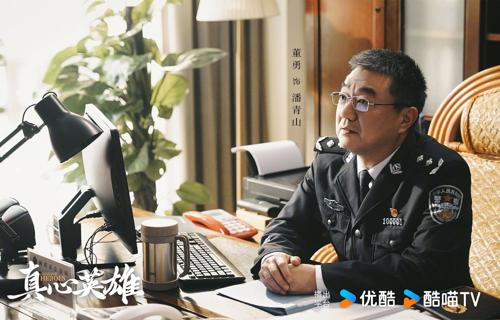 这款游戏手柄不仅提供了稳定的电力供应还具备多种实用功能让玩家在享受游戏的同时也能保持手部的舒适和健康